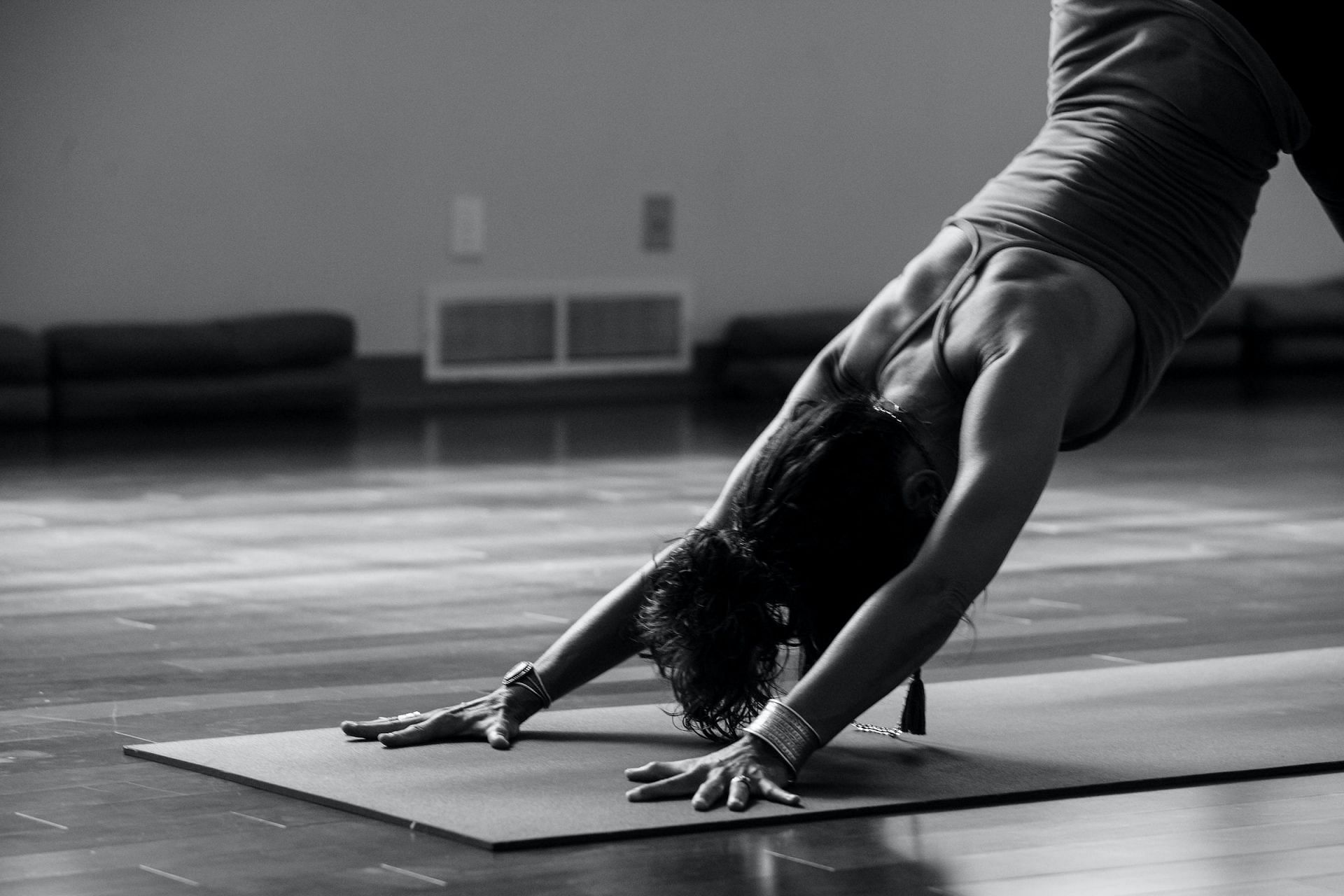 Working out (Image via Unsplash/Ginny Rose)